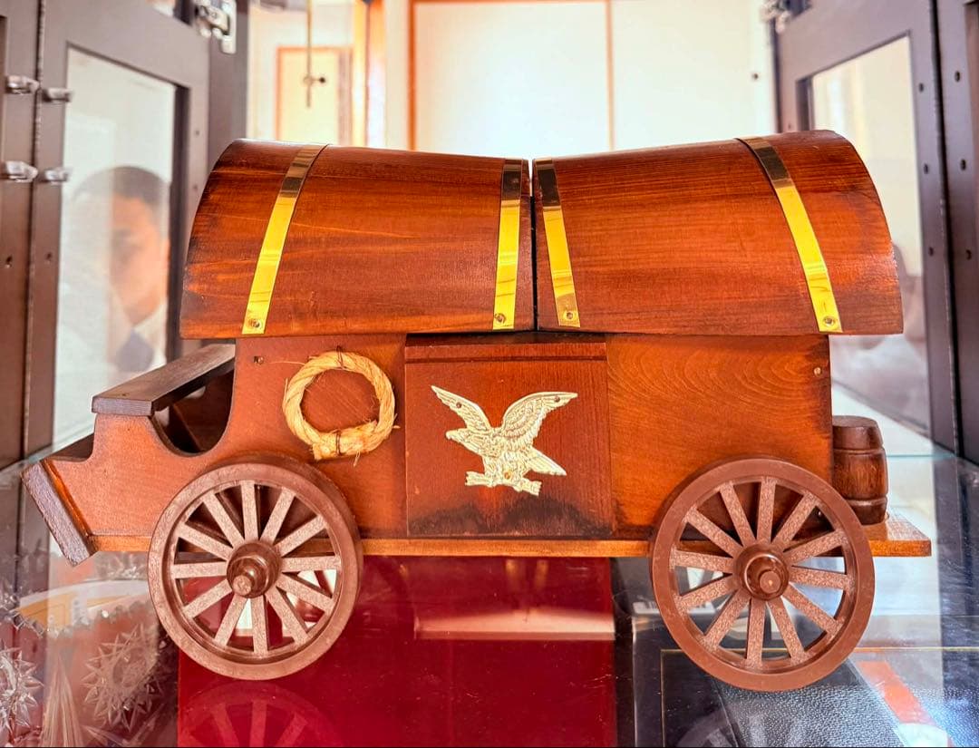 木製 車両型収納ボックスデカンター騎士の頭部デザインの装飾品 2 セット.