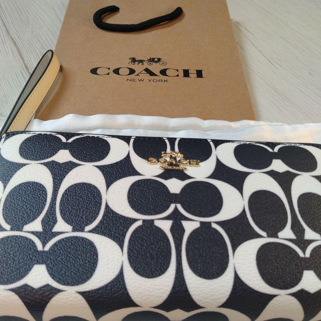 人気色COACH ロゴプリント 長財布 ブラック/ホワイト マーミー！