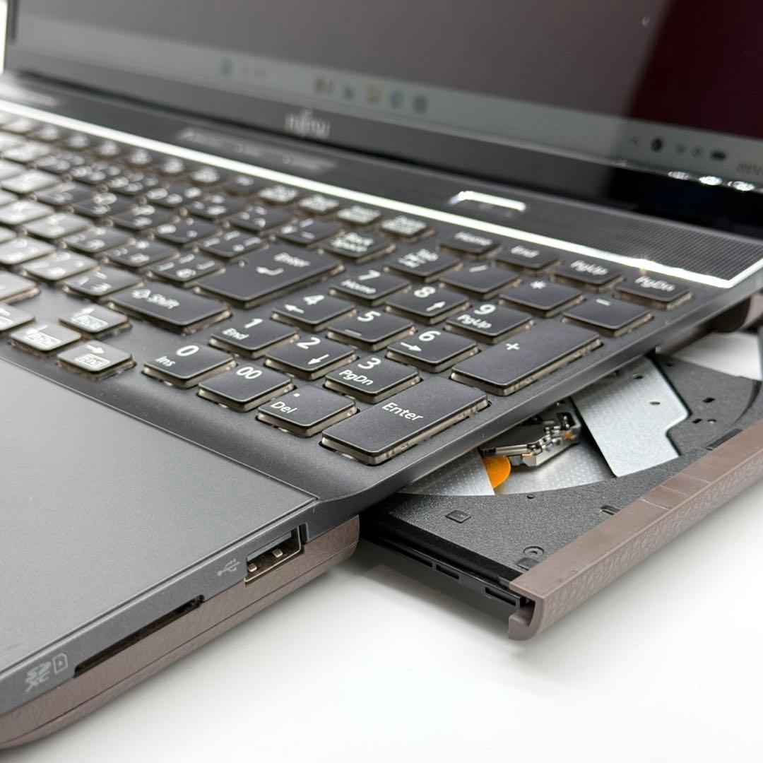 富士通 ノートパソコン 8世代 i7 新品SSD1TB Blu-ray 高音質