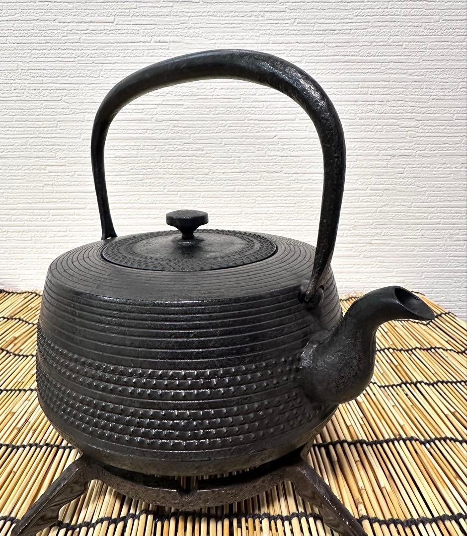 未使用品、長期保管品　南部鉄器共同組合販売　肩平型アラレ　南部鉄瓶　南部鉄器