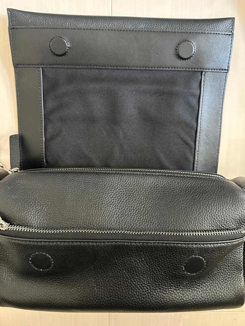 ビアズリー レザーボディバッグ レザーリング ブラック BEARDSLEY