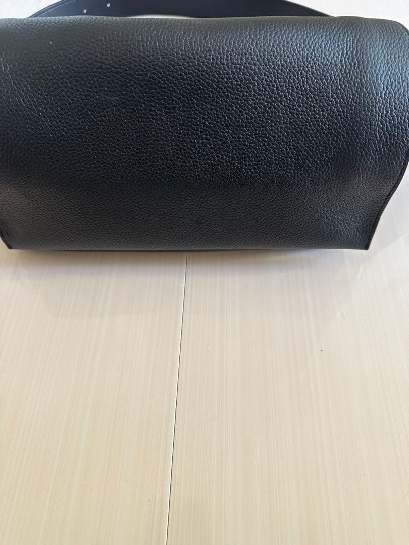 ビアズリー レザーボディバッグ レザーリング ブラック BEARDSLEY