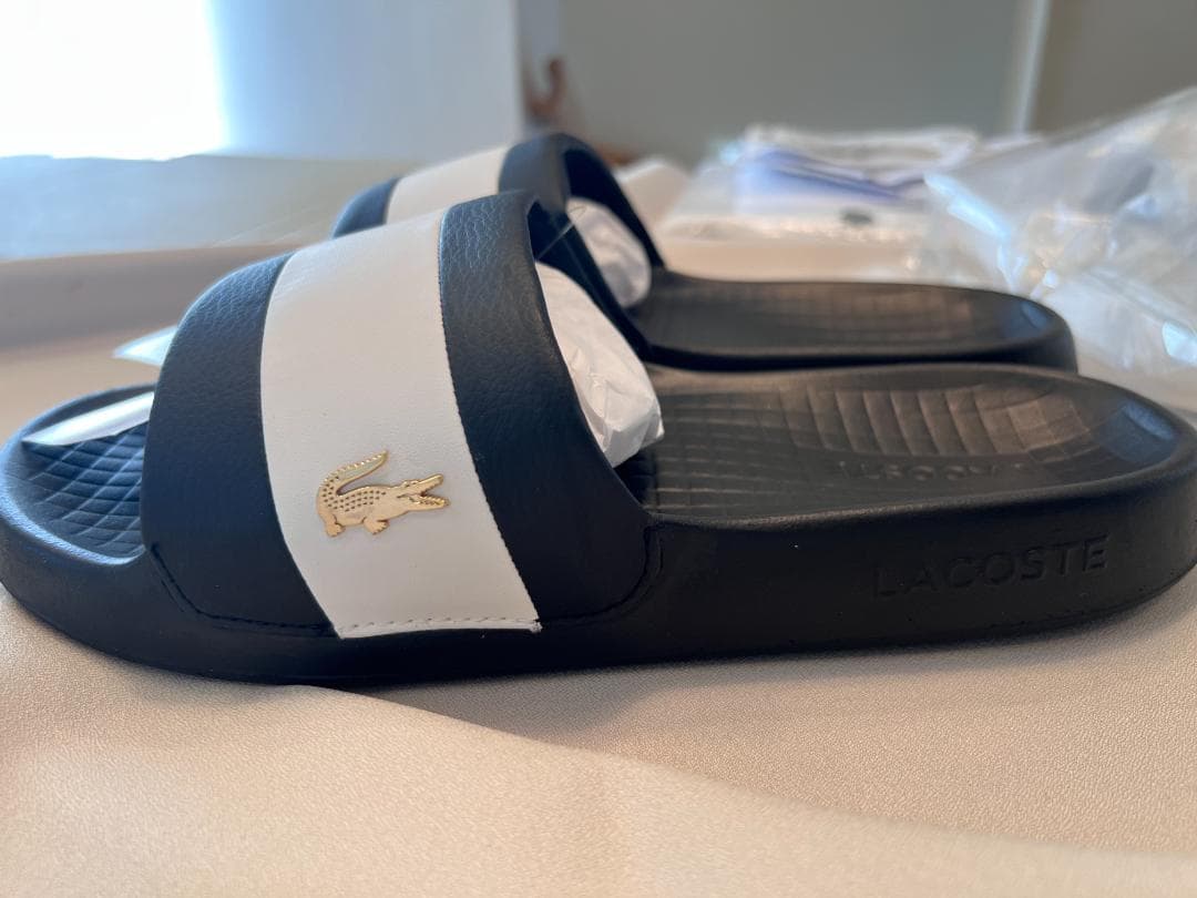 【新品未使用】人と差がつく！LACOSTE ブラック/ホワイト スライドサンダル
