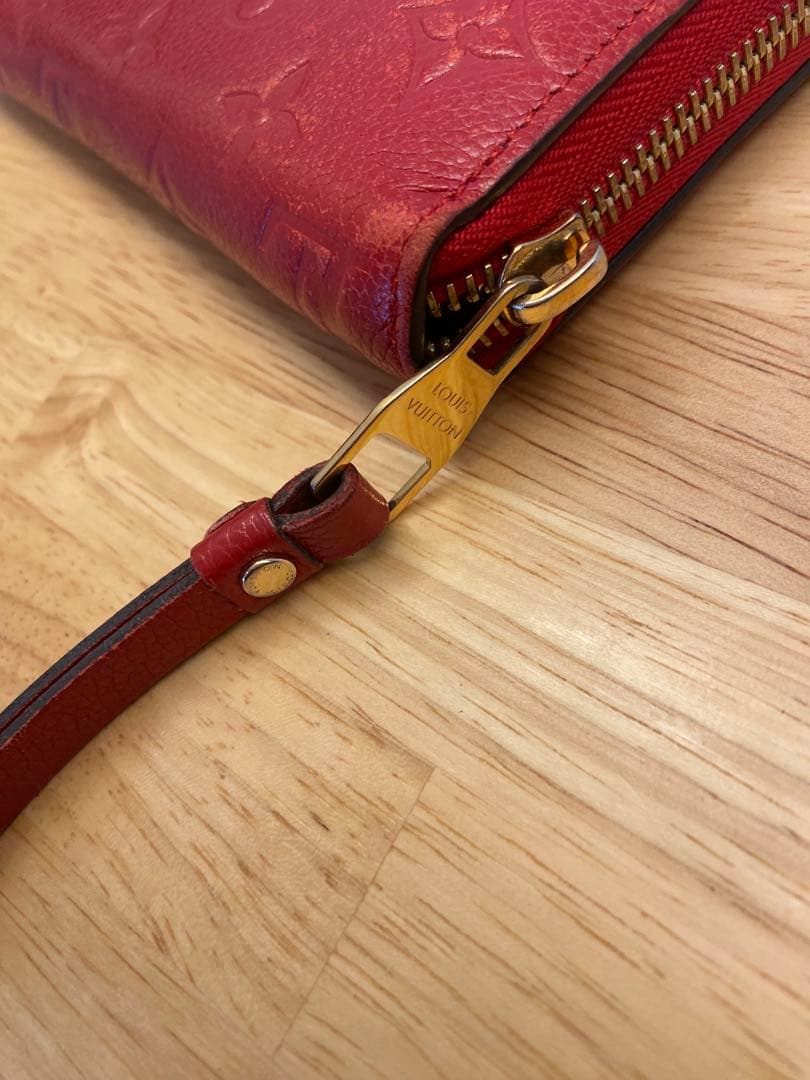 ルイヴィトン レザー製赤長財布 エンボス加工
