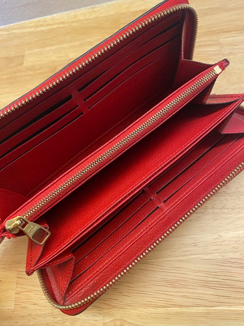 ルイヴィトン レザー製赤長財布 エンボス加工