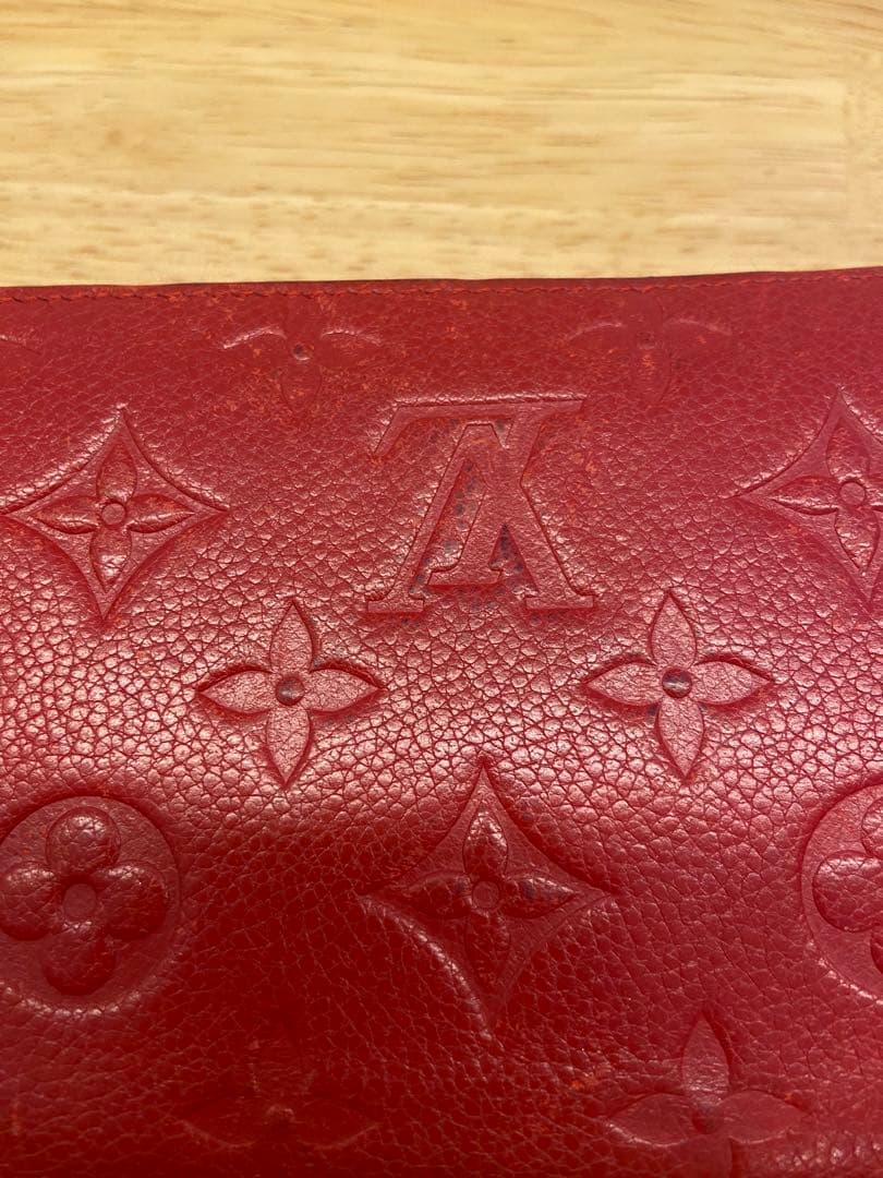 ルイヴィトン レザー製赤長財布 エンボス加工