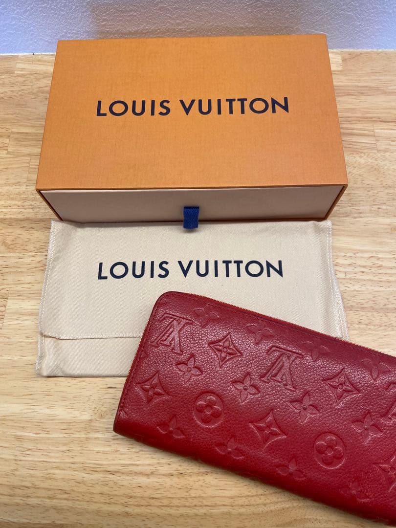 ルイヴィトン レザー製赤長財布 エンボス加工