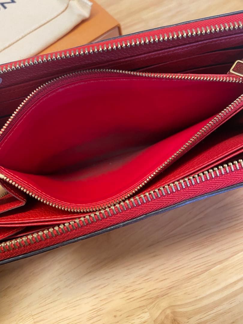 ルイヴィトン レザー製赤長財布 エンボス加工