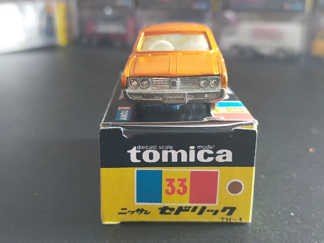 黒箱 トミカ No.33 ニッサン セドリック 4ドアハードトップ 香港製 香港