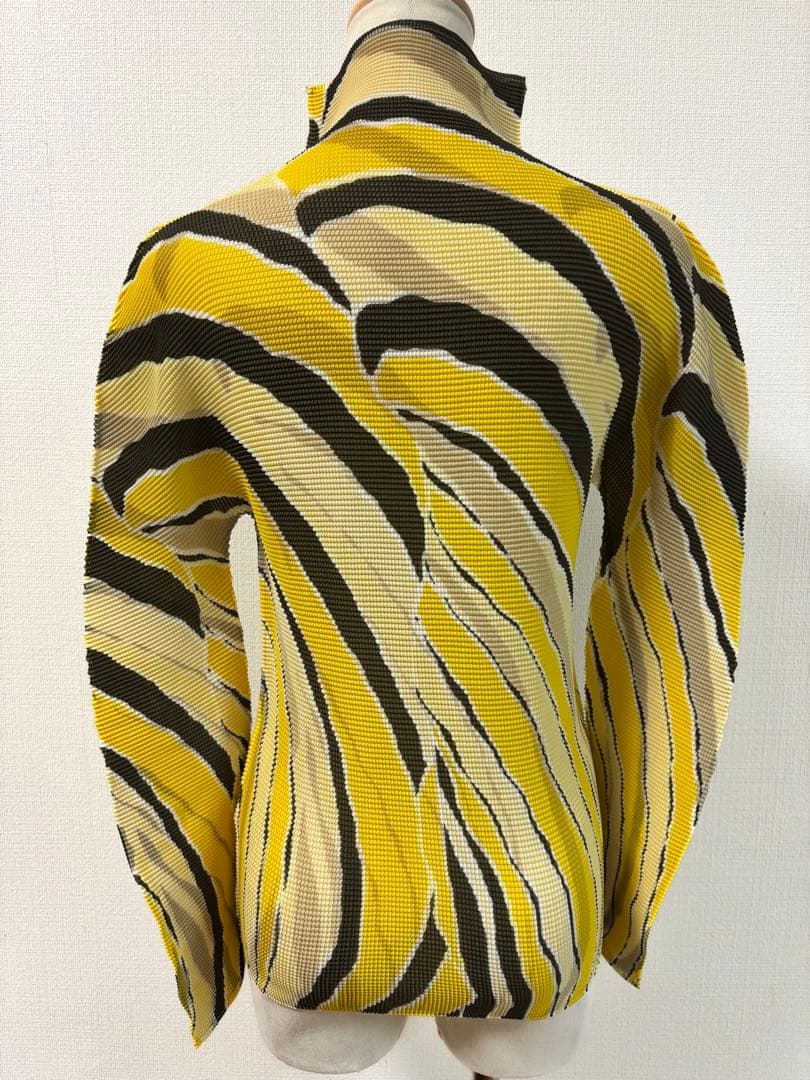 美品◇me ISSEY MIYAKE◇ゼブラ柄ボトルネック カットソー◇イエロー