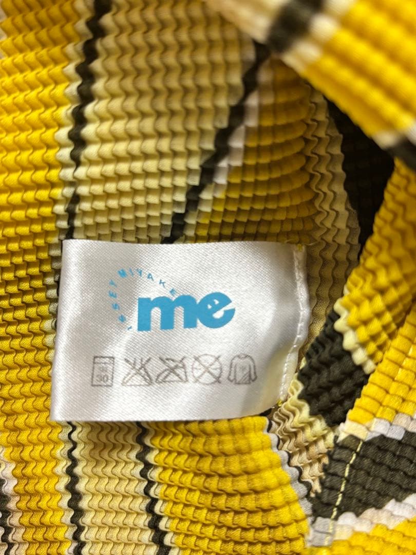 美品◇me ISSEY MIYAKE◇ゼブラ柄ボトルネック カットソー◇イエロー