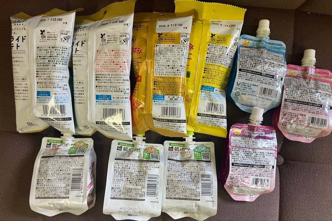 カップ麺　お菓子　ゼリーなどの販売です。