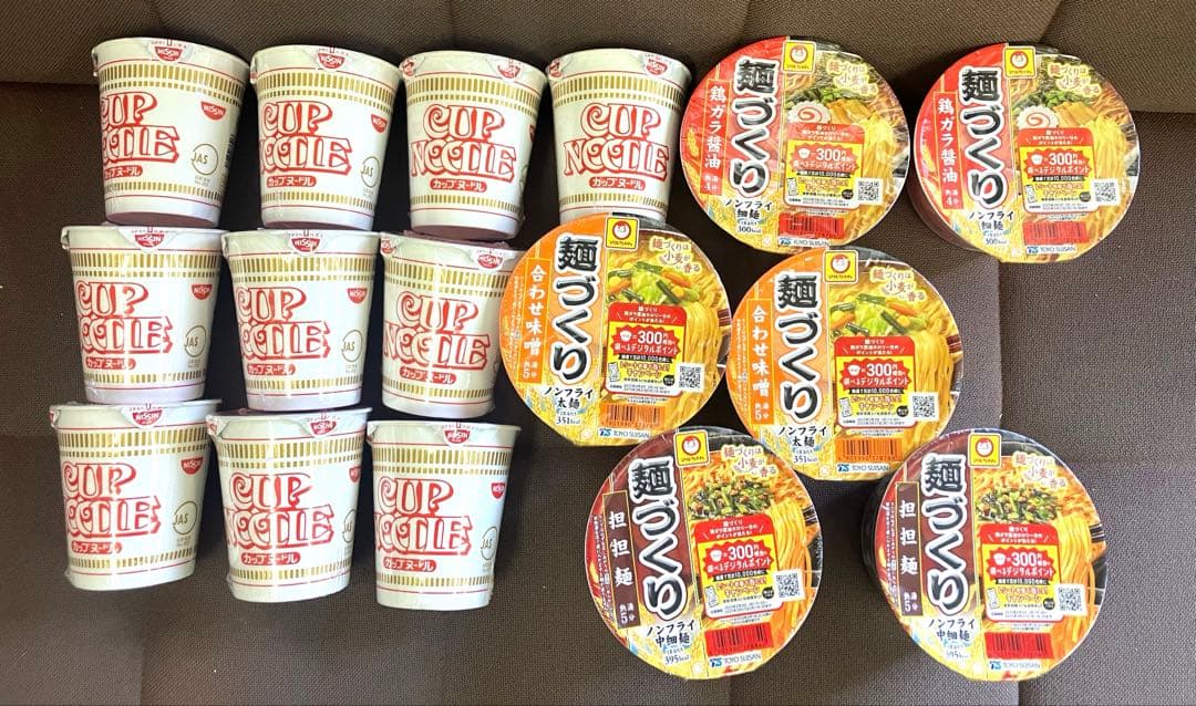 カップ麺　お菓子　ゼリーなどの販売です。
