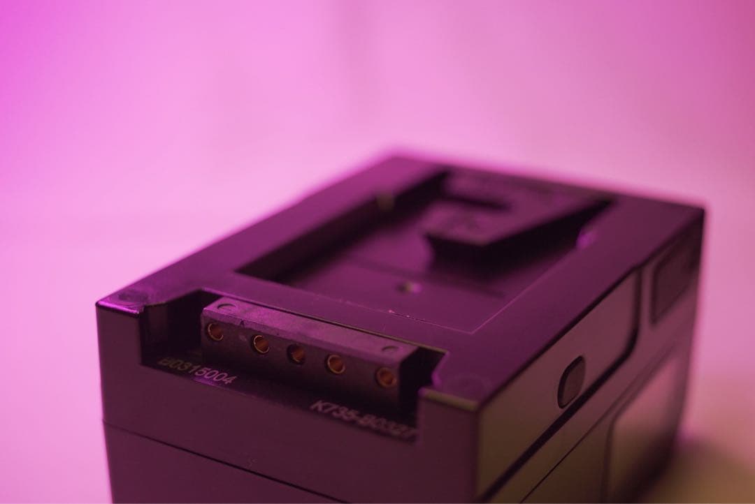 MOMAN 99 PRO Vマウントバッテリー