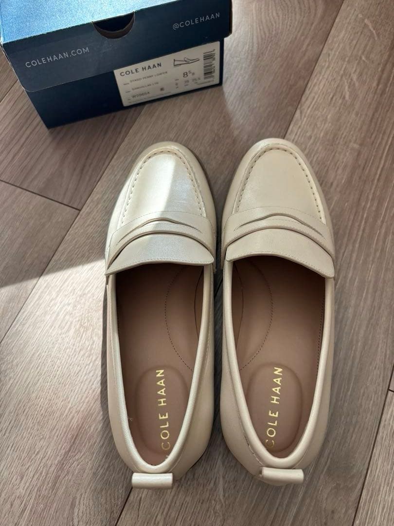 【新品未使用】COLE HAAN クリームベージュローファー