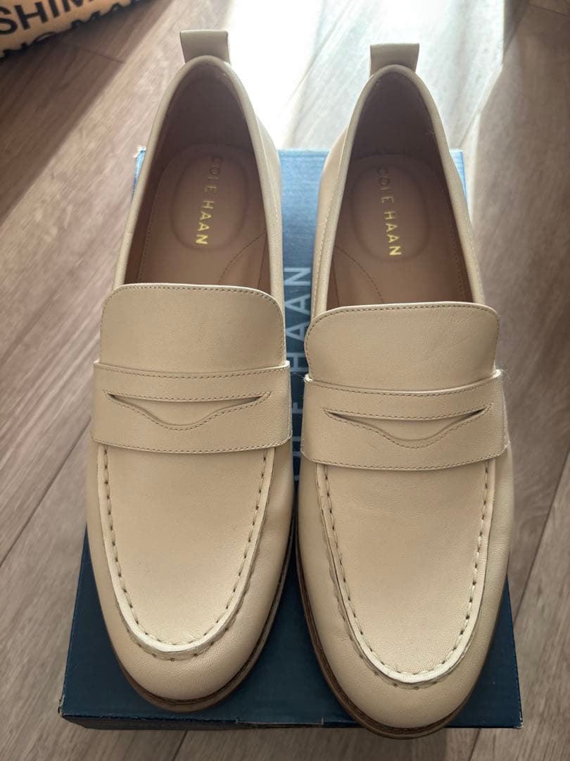【新品未使用】COLE HAAN クリームベージュローファー