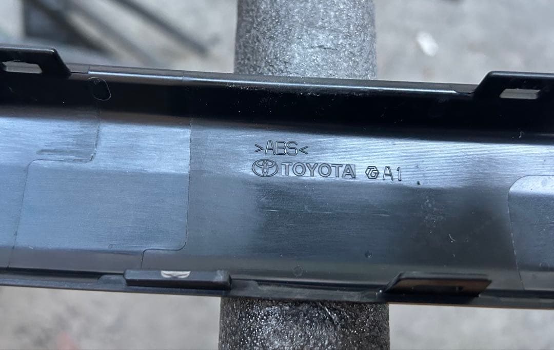 ハイエース　アースカラー　トヨタ純正　フロントグリル　ナロー　標準　新車外し