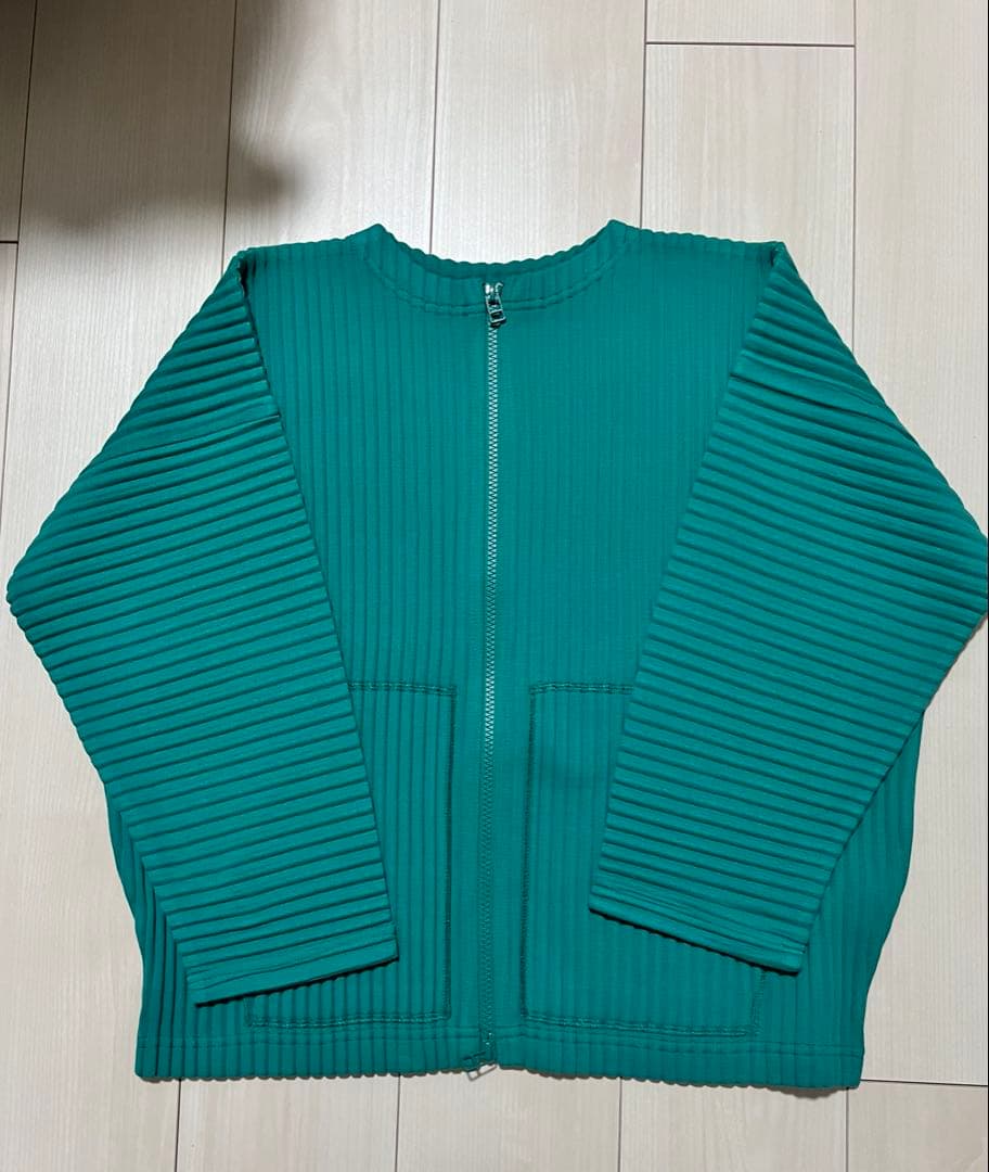 ISSEY MIYAKE me グリーン ジップパーカー
