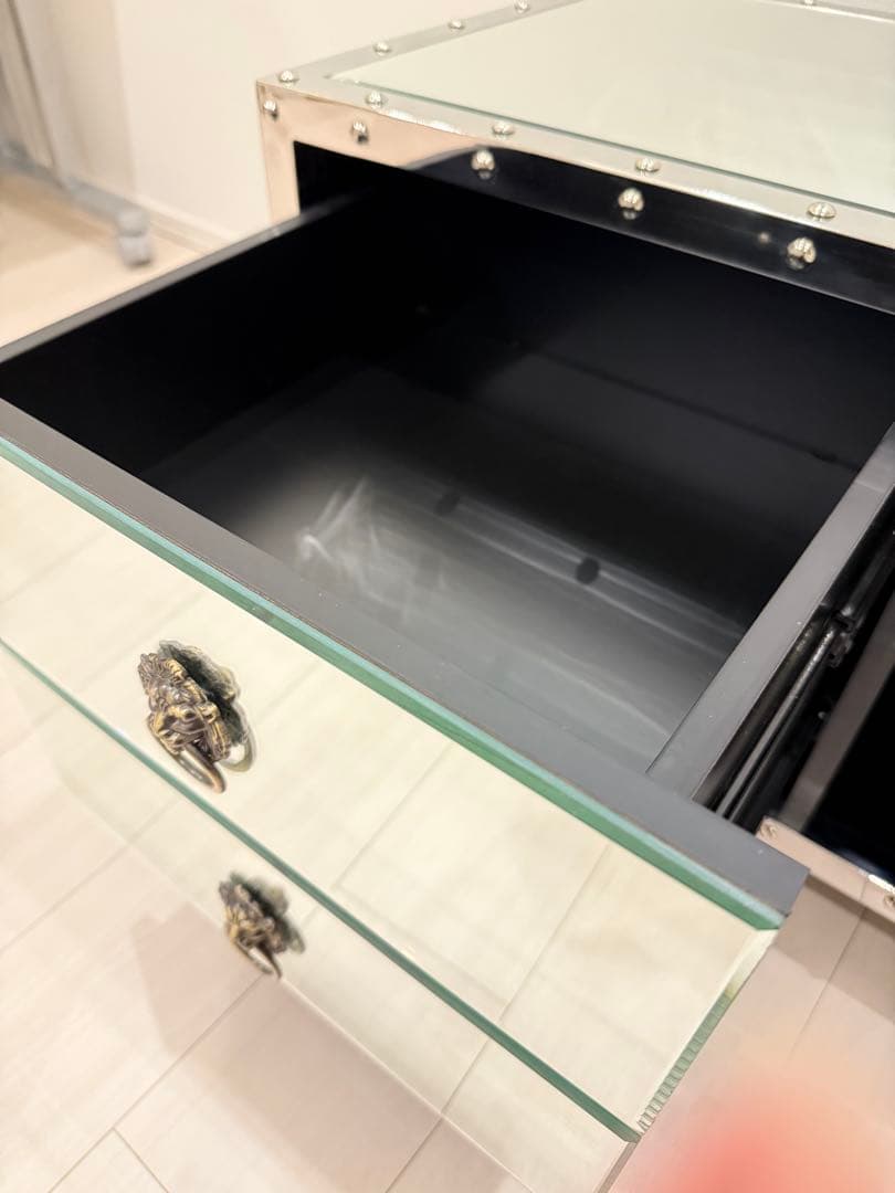 お値下け中【KARE】ミラー仕上げのテレビボード 引き出し付き