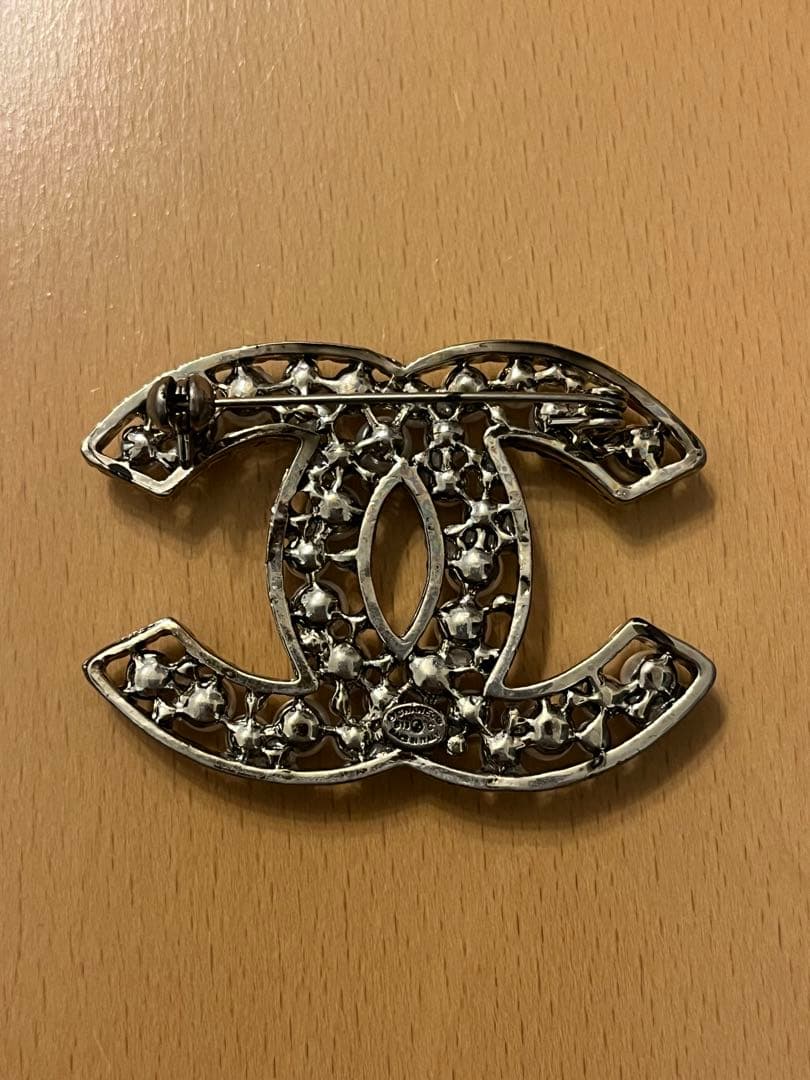 【美品】CHANEL パール付きロゴブローチ　ホワイト