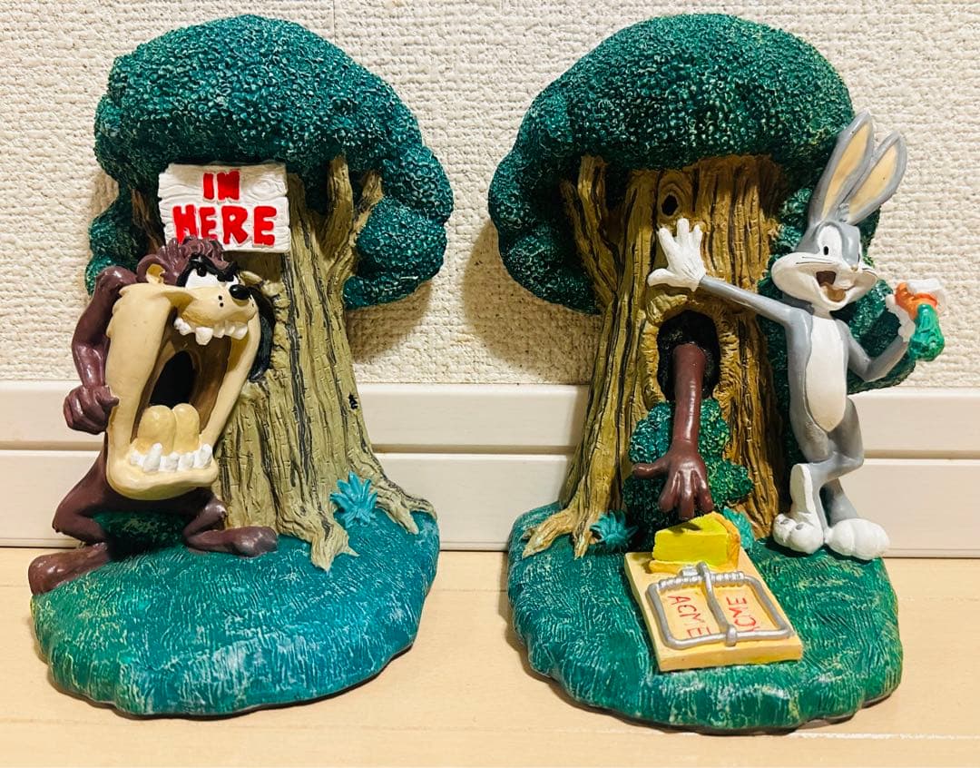 【LOONEY TUNES】ルーニー・テューンズ　バックスバニーブックスタンド
