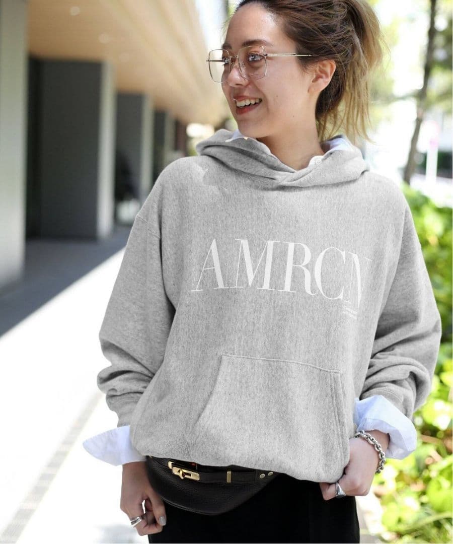 ドゥーズィエムクラスAMERICANA/アメリカーナAMRCN フーディー