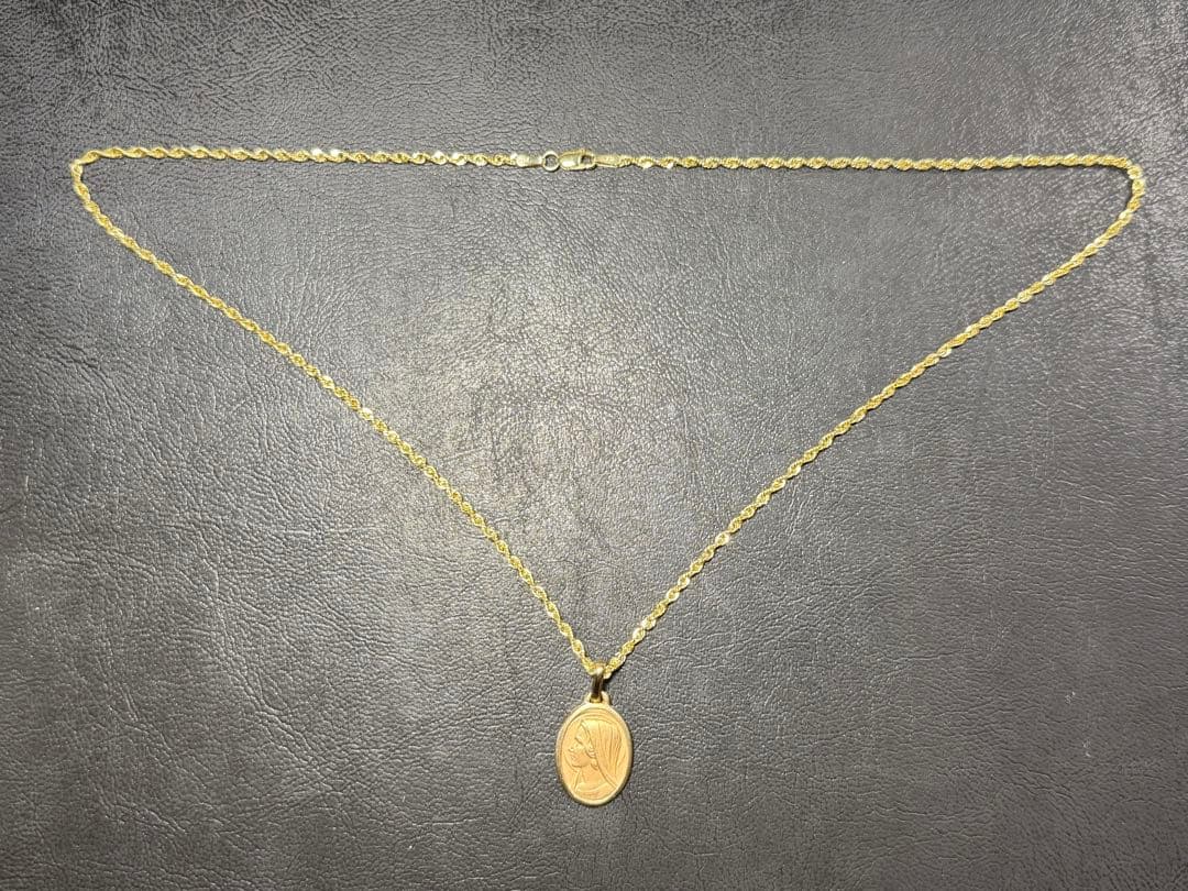 10Kゴールド ネックレス 女性の横顔