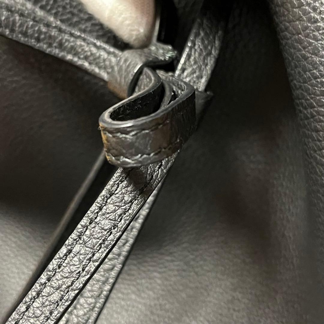 未使用級✨フルラ コスタンザ 巾着バッグ ショルダーストラップ付き レザー 黒