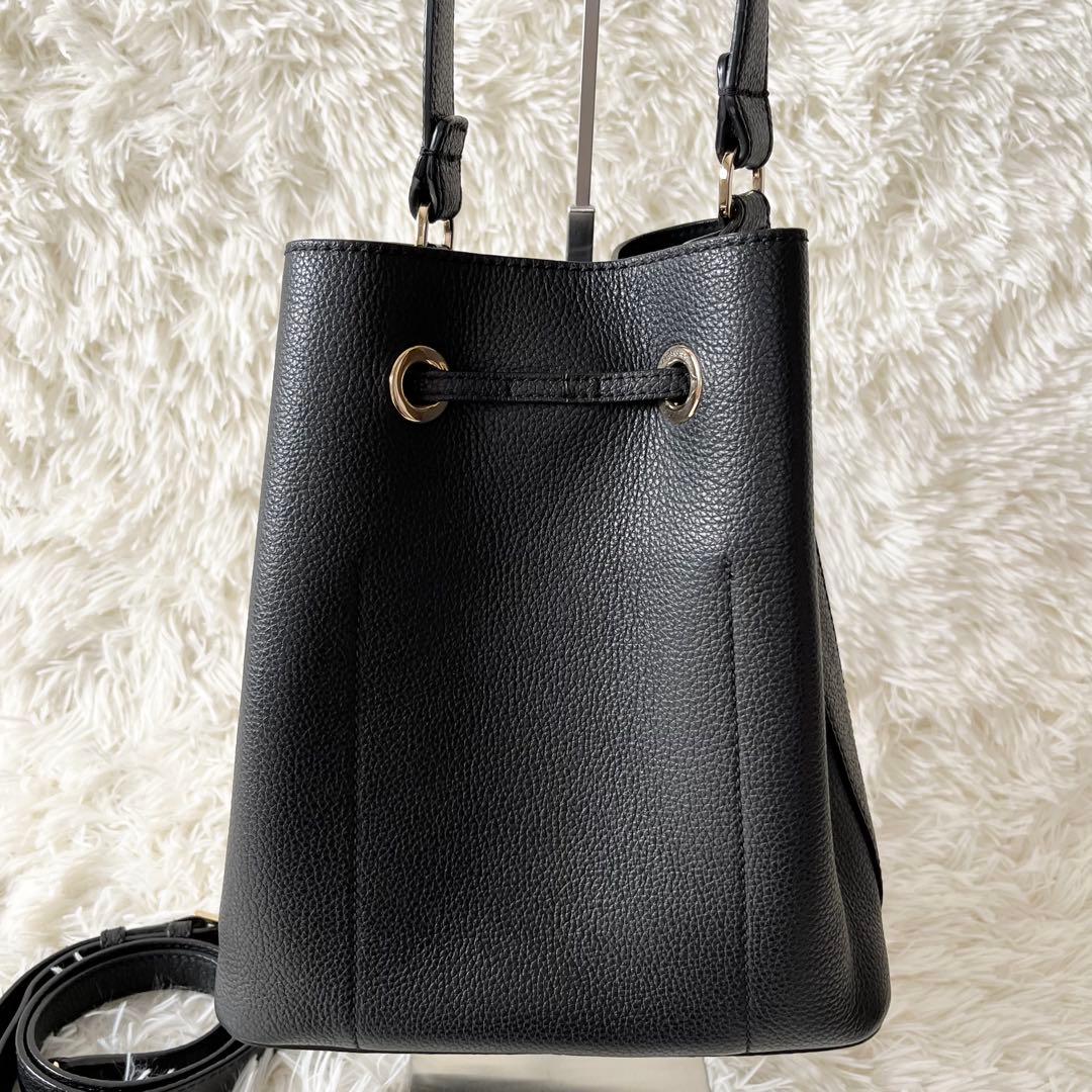 未使用級✨フルラ コスタンザ 巾着バッグ ショルダーストラップ付き レザー 黒