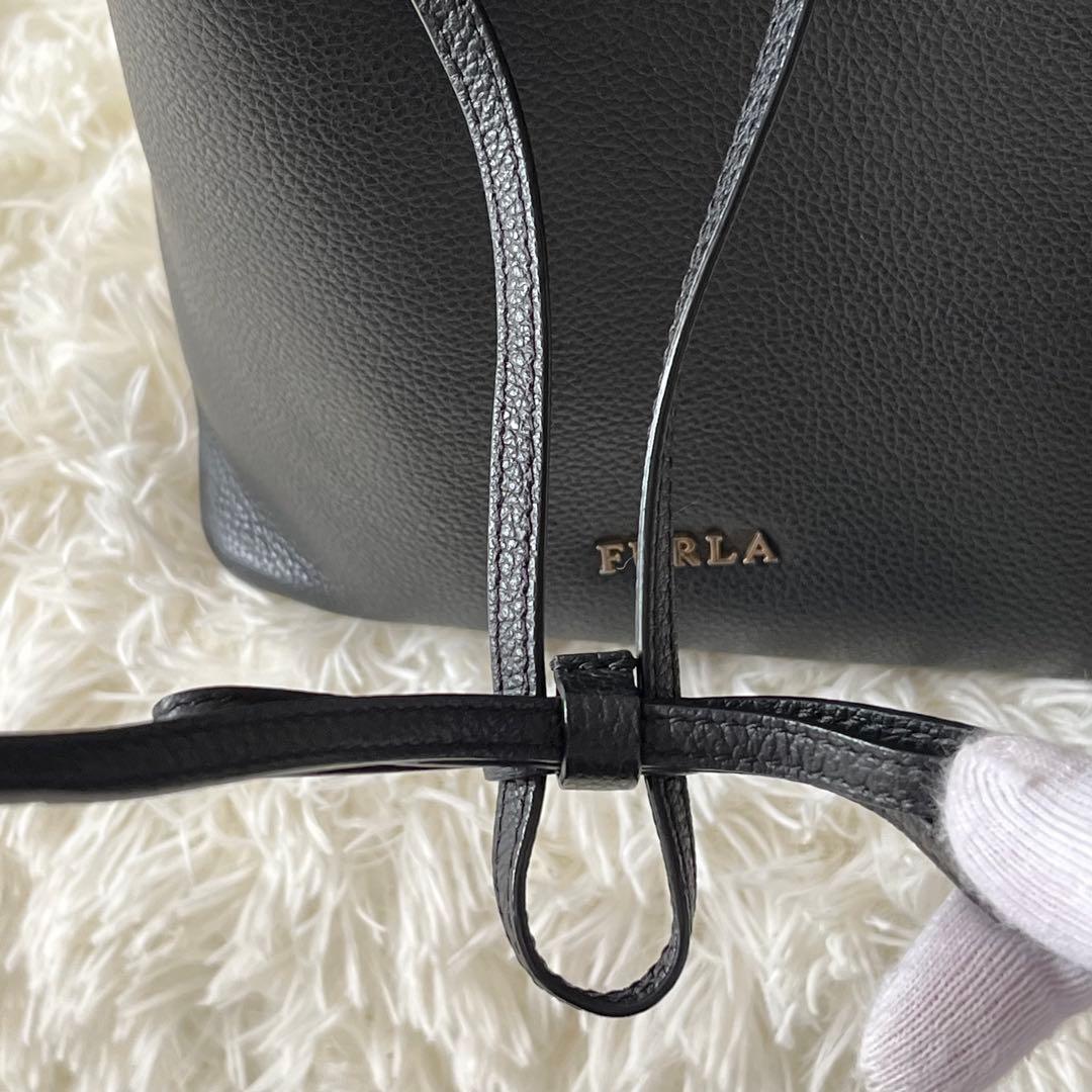 未使用級✨フルラ コスタンザ 巾着バッグ ショルダーストラップ付き レザー 黒