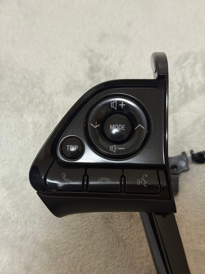 【送料込み】50系プリウス　純正ステアリングスイッチ　ブラック