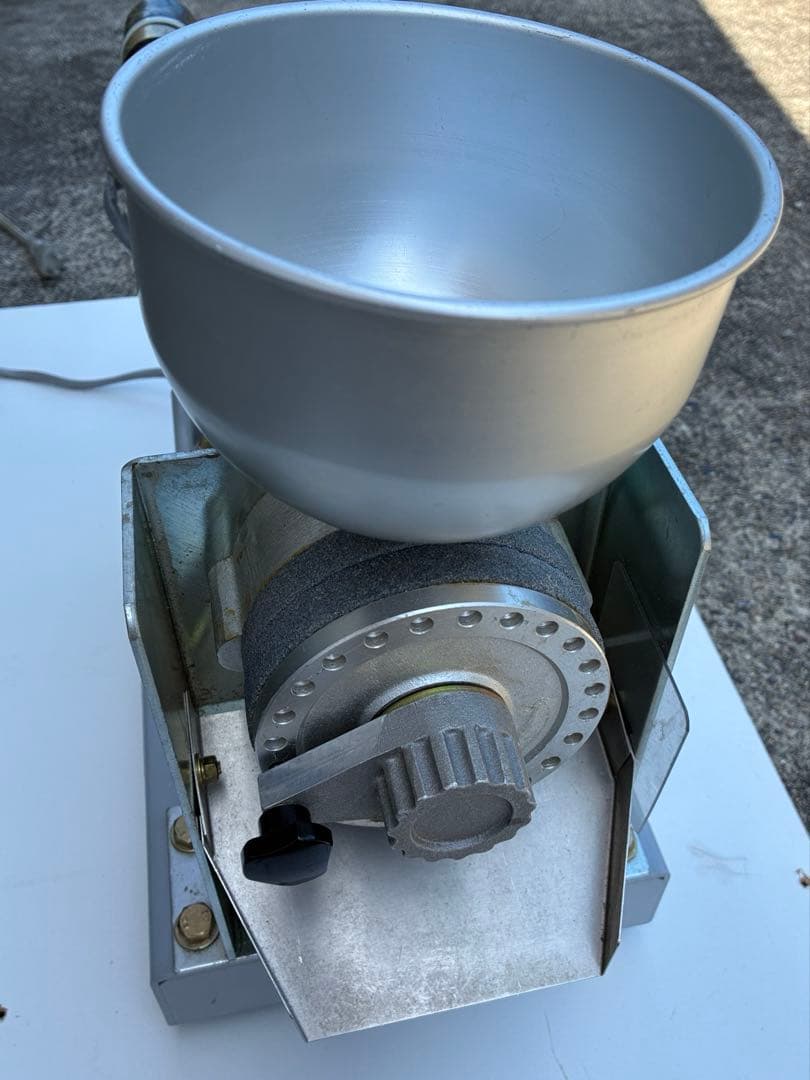 家庭で簡単‼️電動石臼製粉機　フシミ製作所　卓上タイプ