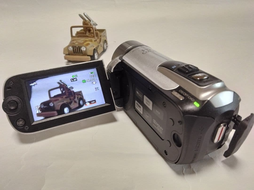 付属品は説明書、アダプター、バッテリー、接続ケーブルです。