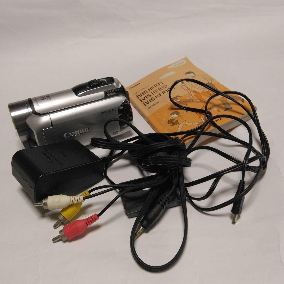 付属品は説明書、アダプター、バッテリー、接続ケーブルです。