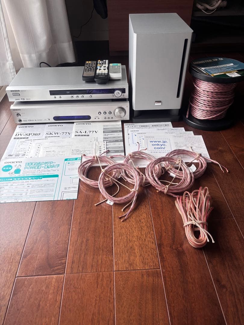 AVアンプ、サブウーファー、DVDプレーヤー、ケーブルセットのオーディオシステム