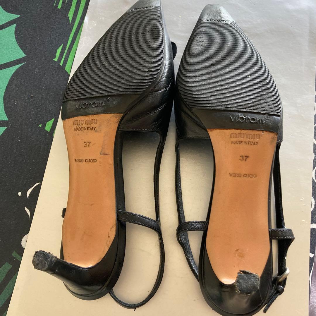 黒いレザーミュール フラワー装飾 ミュウミュウ