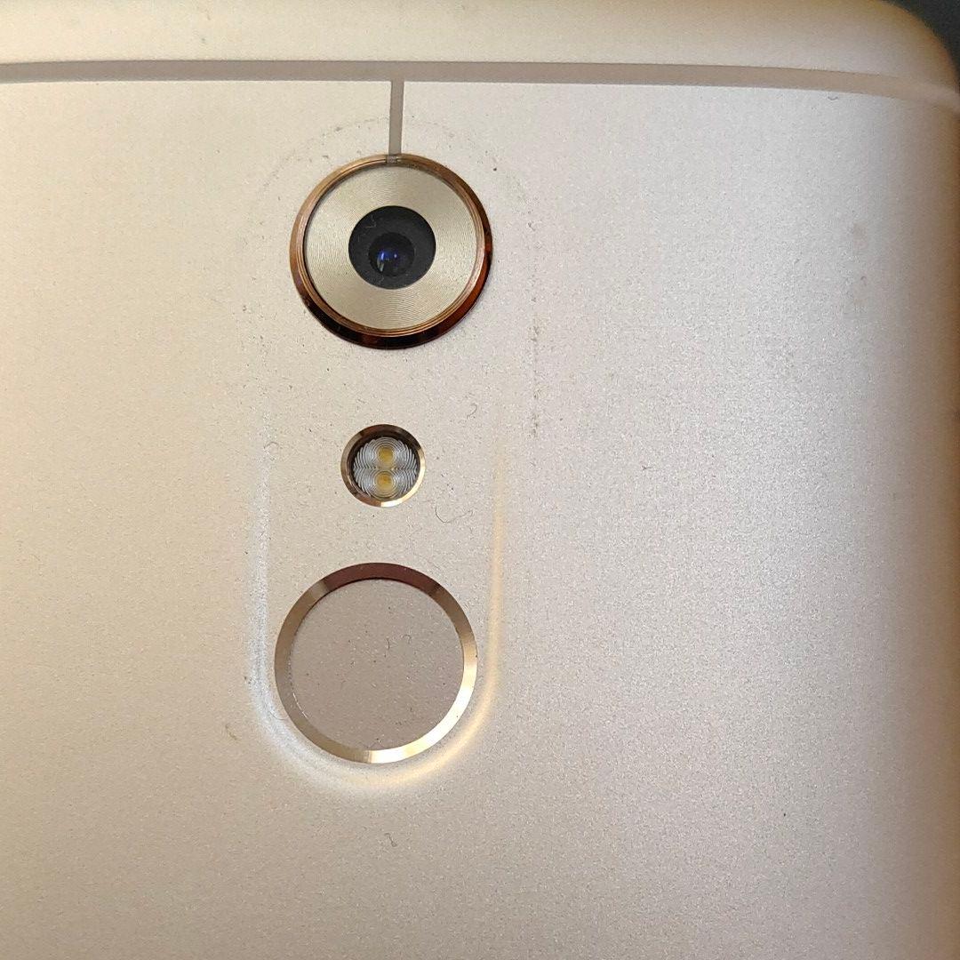 ZTE Axon7 ionGold 中古美品 SIMフリー