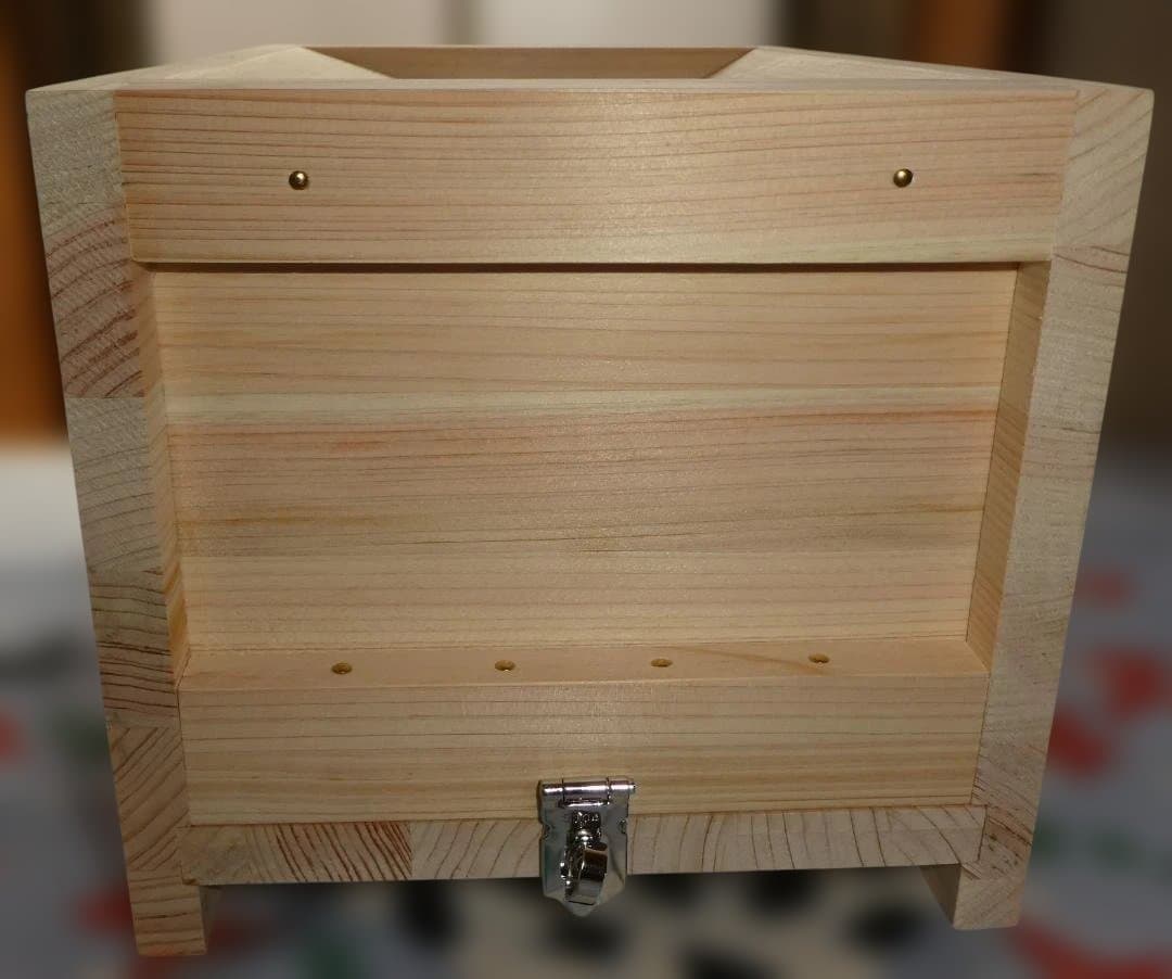 開運　お賽銭貯金箱（桧）大　金色鋲　　３７