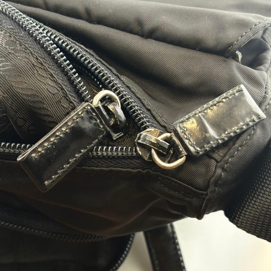 PRADAナイロン美品メッセンジャーバッグ三角ロゴブラック 斜めがけショルダー