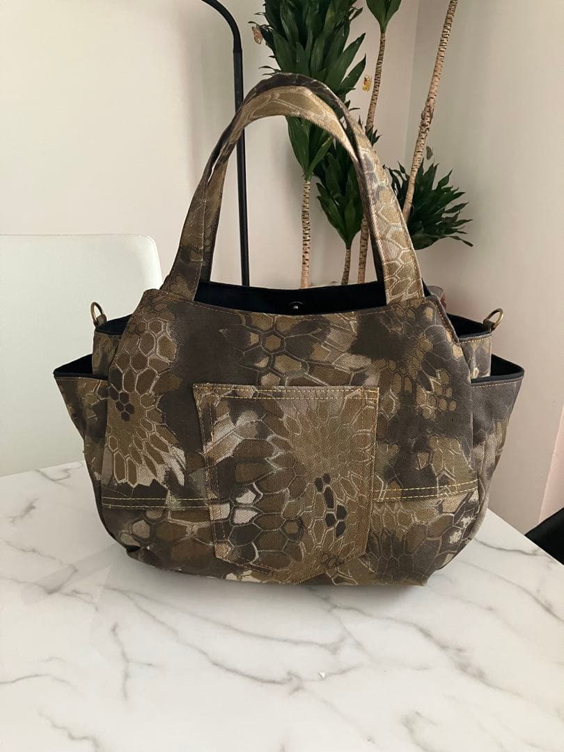 822ＣＫＡのカカ　大きめ迷彩柄デニムリメイクバック　ハンドメイド2点