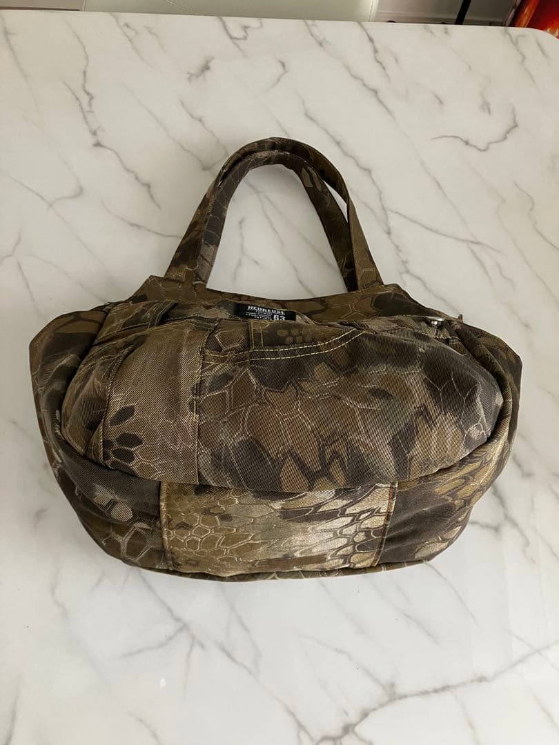 822ＣＫＡのカカ　大きめ迷彩柄デニムリメイクバック　ハンドメイド2点