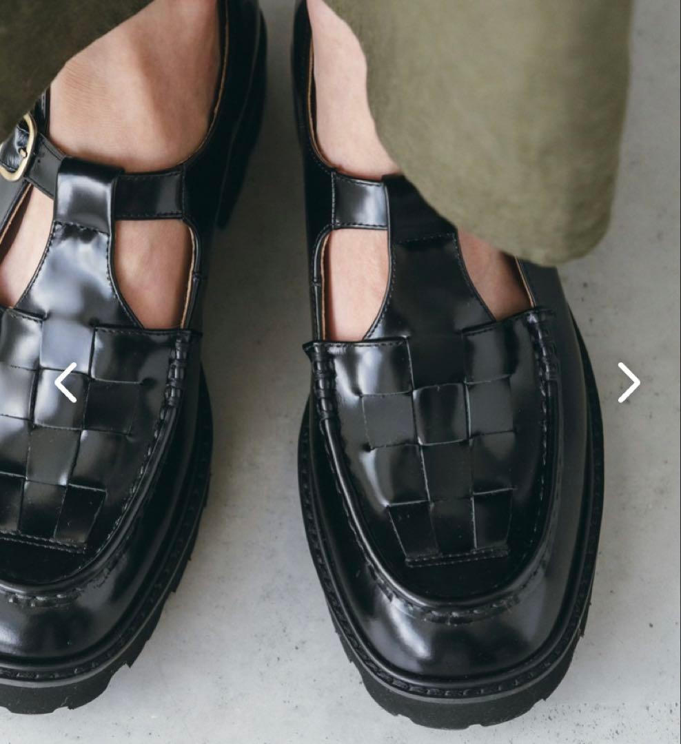 黒い編み込みデザインローファー