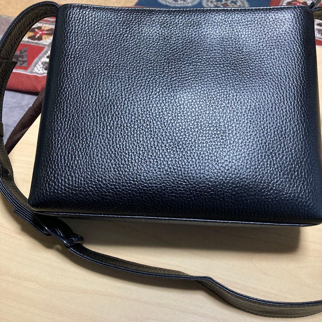 HushTug ブラックレザーショルダーバッグ