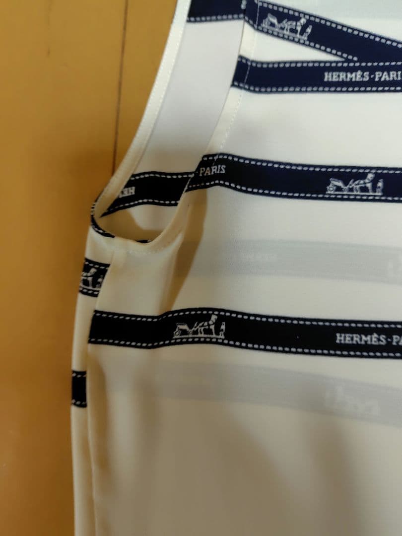 HERMES ボルデュックリボンシルクノースリーブトップス