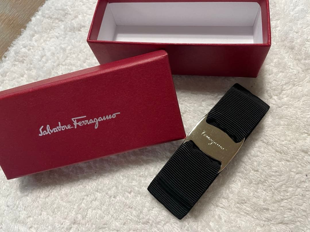 フェラガモ　バレッタ　黒×ゴールド　ヘアアクセサリー