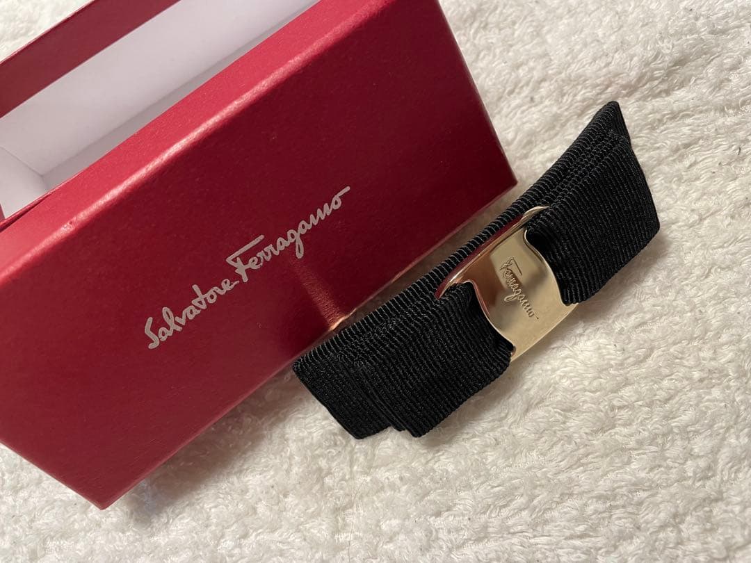 フェラガモ　バレッタ　黒×ゴールド　ヘアアクセサリー