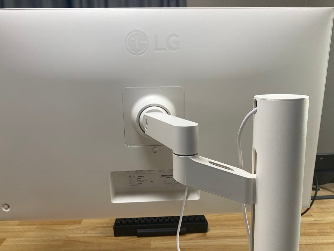 LG 32SQ780S-W/LG 31.5インチ4K (スタンド付き)