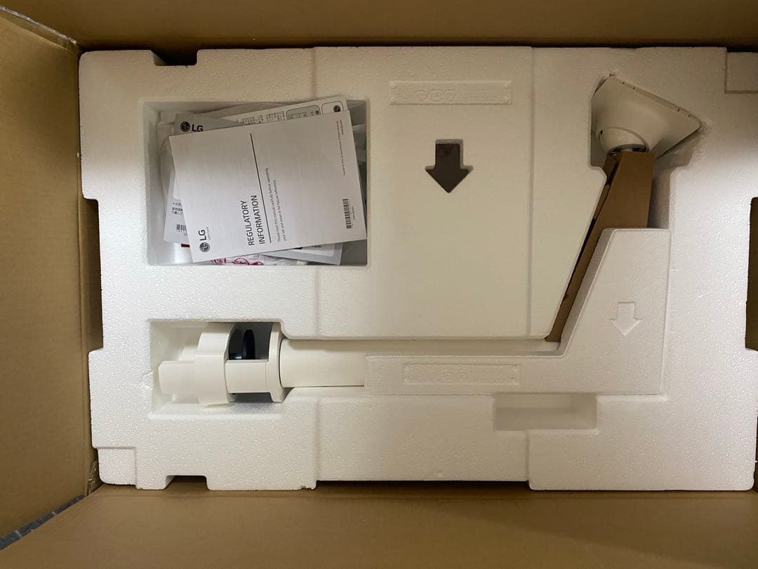 LG 32SQ780S-W/LG 31.5インチ4K (スタンド付き)