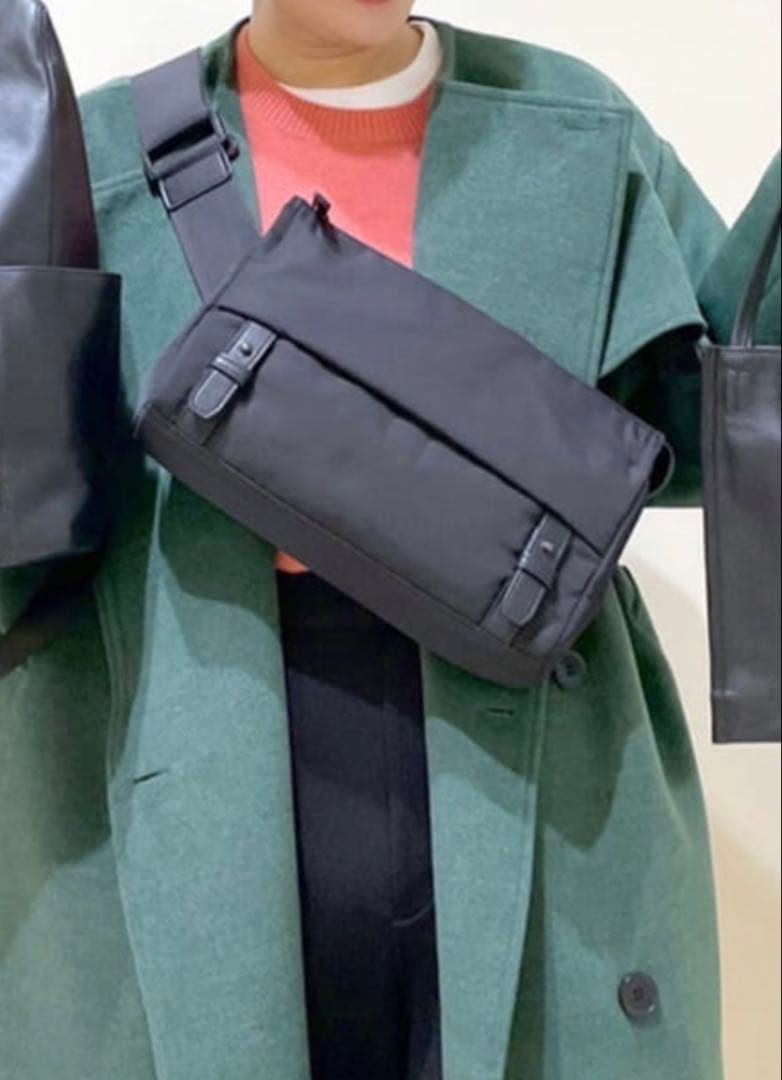 イアパピヨネ　2023年ボディバッグ