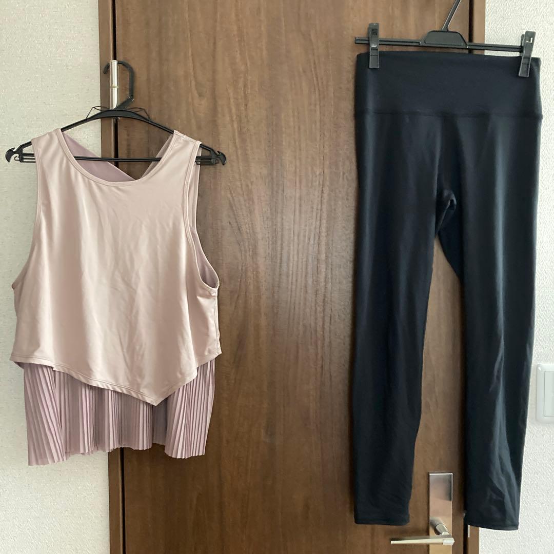 スカーラ　ヨガウェアセット　プリーツトップスと黒レギンス　L